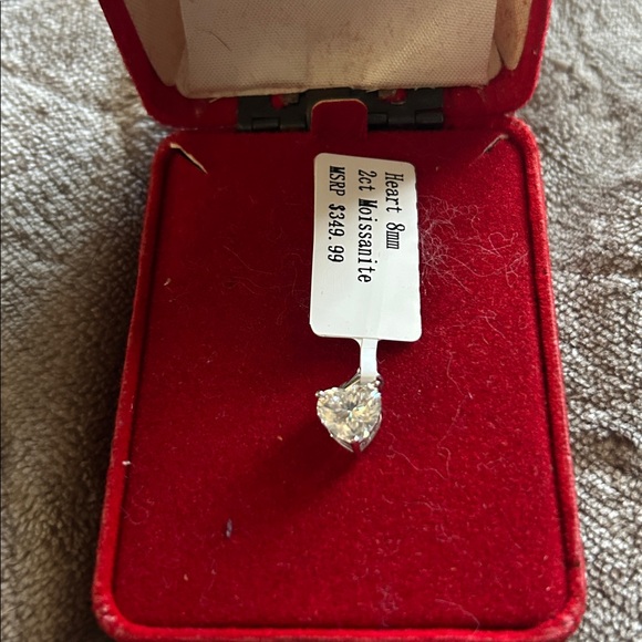 Elegant Silver Moissanite Heart 2ct pendant - Picture 2 of 2